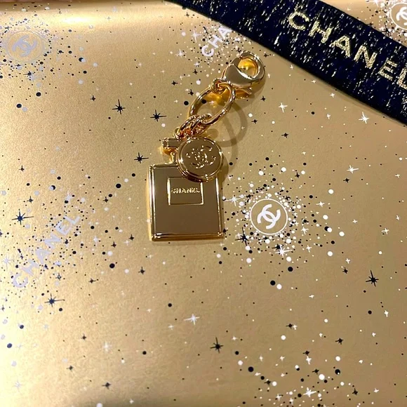 AUTHENTIC CHANEL HOLIDAY 2023 CHARM - Picture 1 of 7